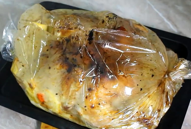 Запечь курицу в рукаве. Курица в рукаве в духовке. Курица с картошкой в рукаве для запекания в духовке. Курица в духовке целиком в рукаве.
