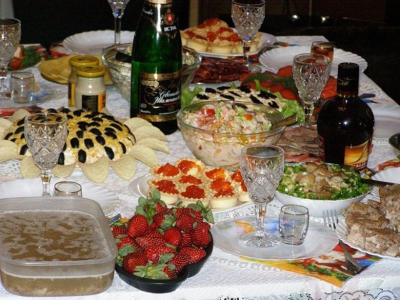 Новогодние салаты на праздничном столе