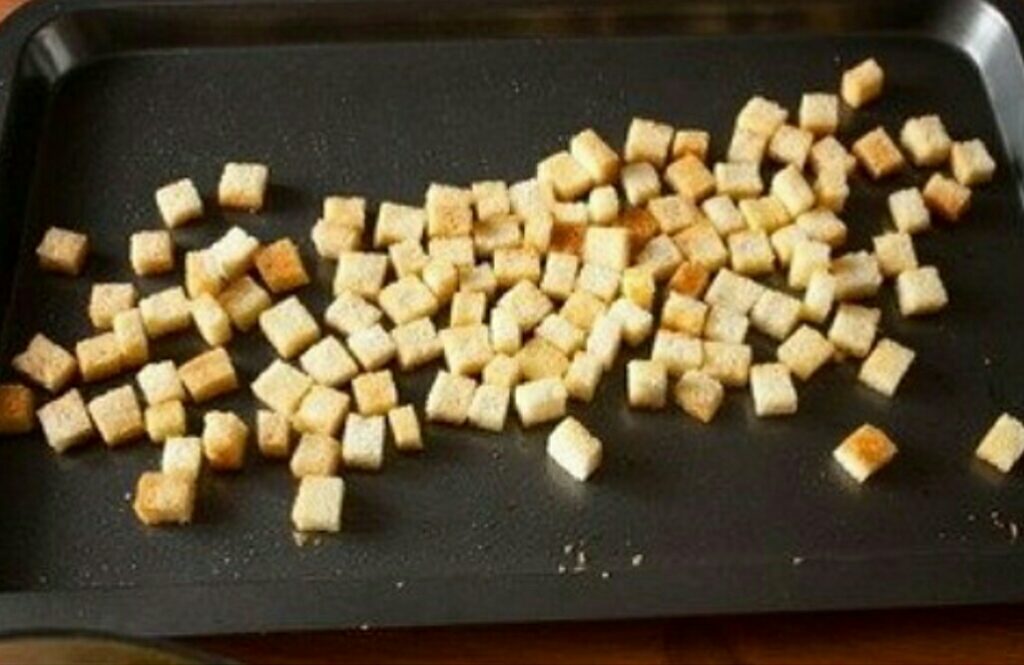 Салат Цезарь с курицей и сухариками - классический рецепт Цезаря в ...
