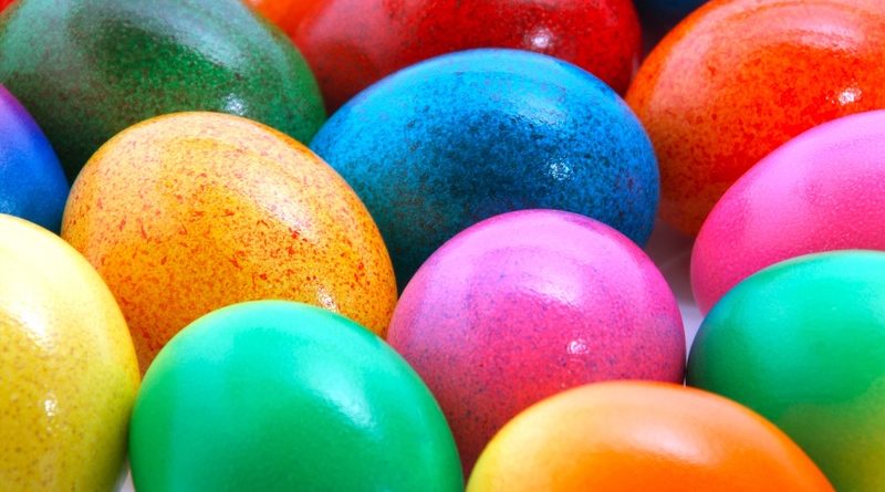 Как и чем покрасить яйца на Пасху 2022 | Интересные способы в домашних условиях