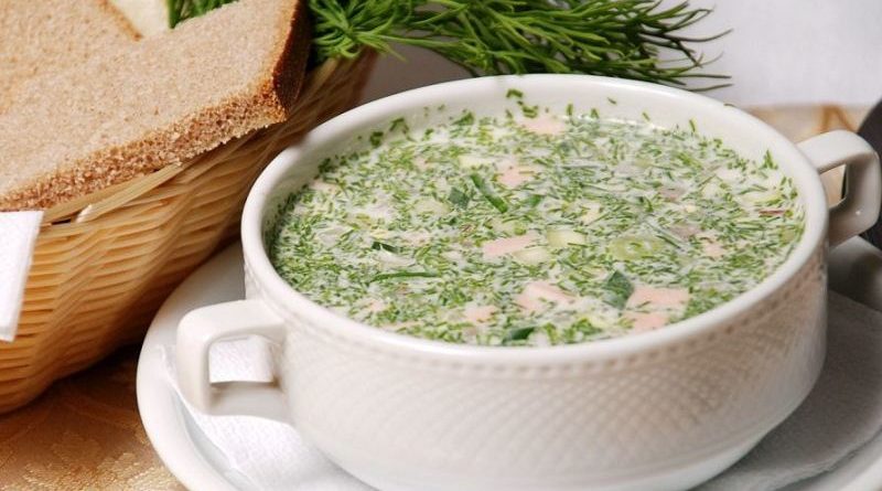 Окрошка на кефире с курицей, колбасой и помидорами