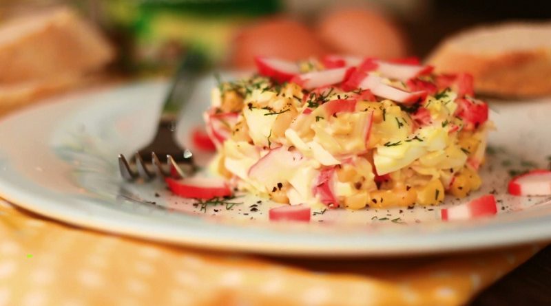 Салат с крабовыми палочками и кукурузой. Топ 7 классических рецептов