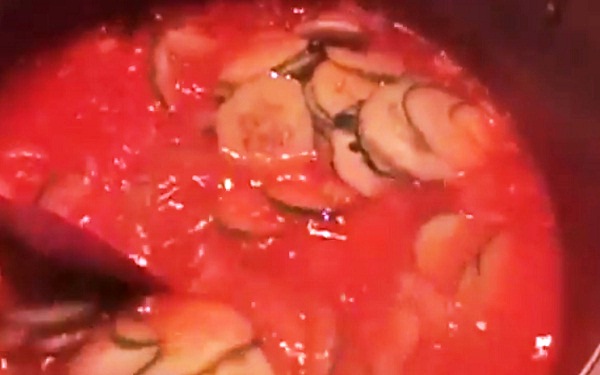 salat-iz-ogurcov-s-tomatnoj-pastoj (3)