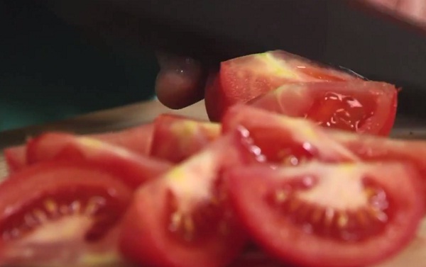 narezat-tomaty