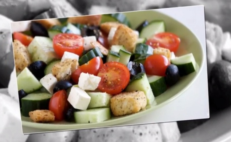salat-grecheskij-s-suharikami