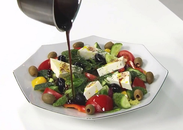 zapravlyaem-grecheskij-salat