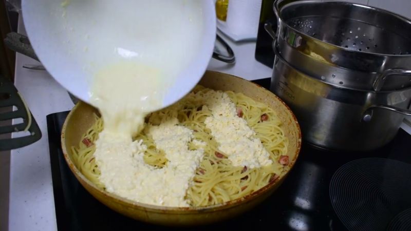gotovym-sousom-zalivaem-spagetti