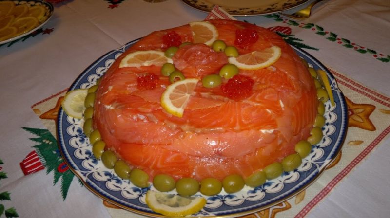 Салат в виде торта с красной икрой
