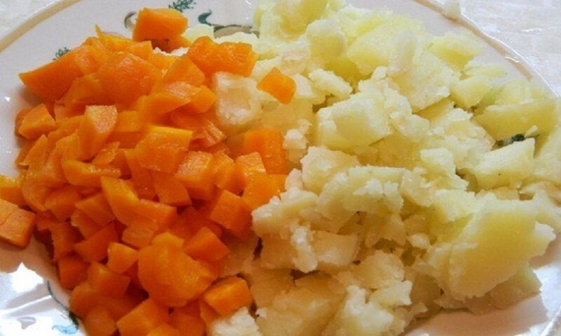 картофель и морковь режем кубиком