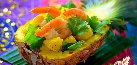 Салат с креветками в ананасе
