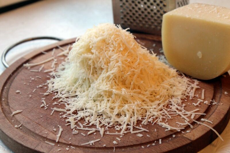 натираем сыр на терке среднего размера