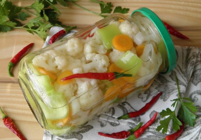 Очень вкусные салаты из капусты на зиму: рецепты для длительного хранения в банках
