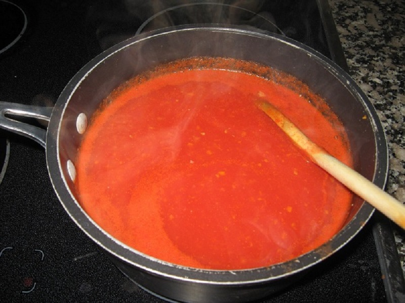 Приготовление томатного сока на зиму. Томатный сок домашний. Томатный сок на зиму. Приготовить томатный сок. Варка в собственном соку.