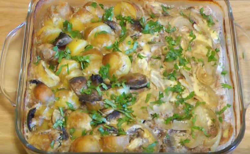 Картошка с грибами и мясом в духовке - рецепт со сметаной и сыром