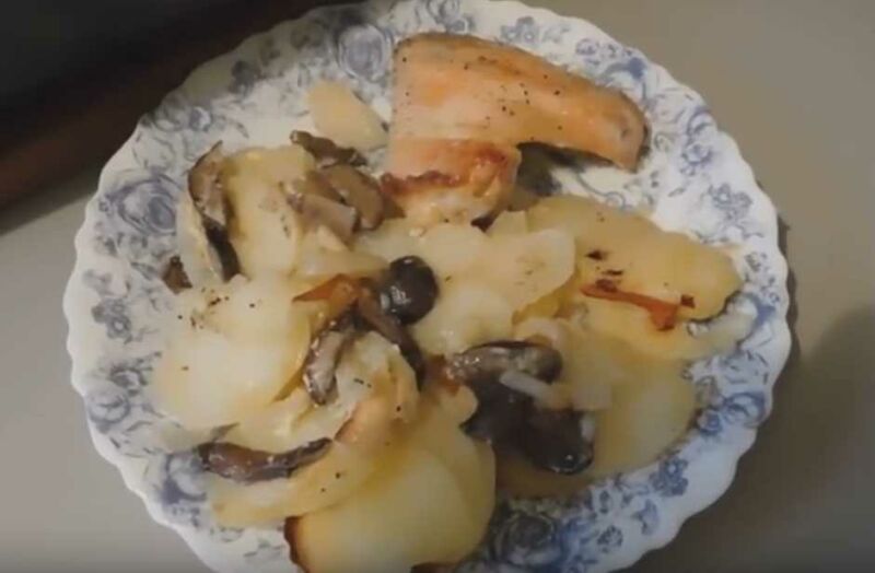 Картошка с грибами и курицей в духовке со сметаной