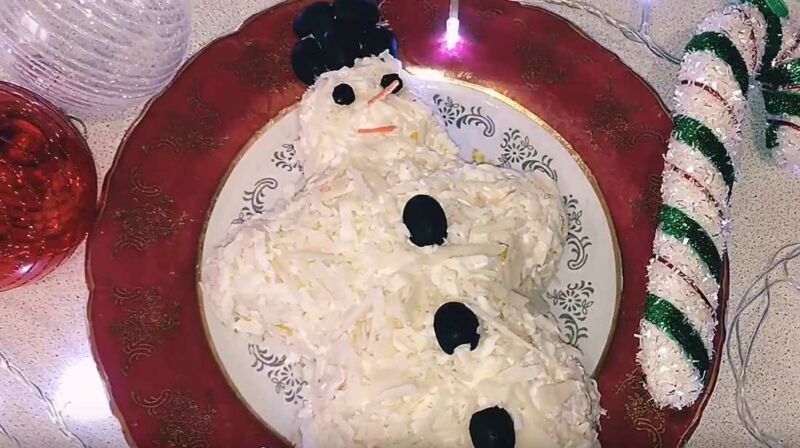 Салат в интересном исполнении Новогодний снеговик