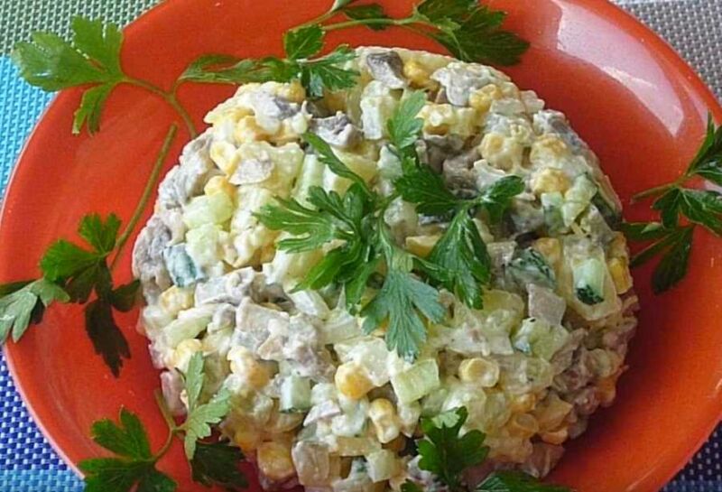 Готовим новогодний салат из грибов с кукурузой: