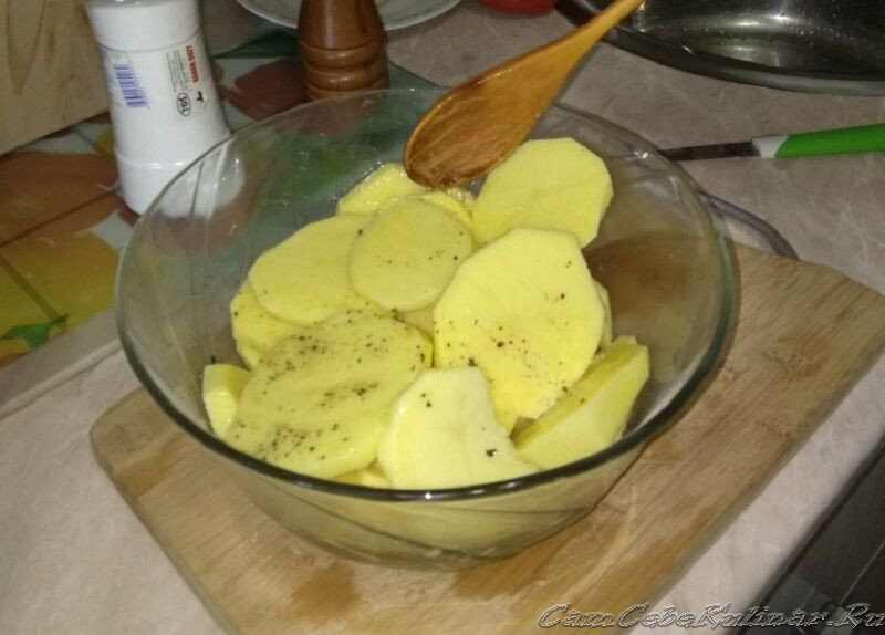 смешать картошку с маслом и солью