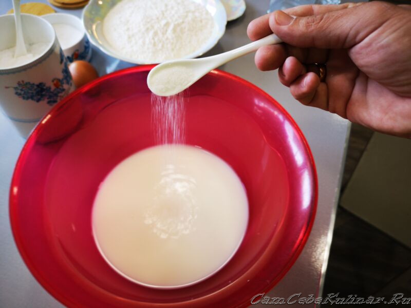 в молоко насыпать сахар соль