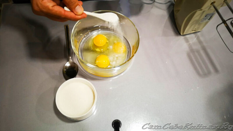 соль насыпать в яйца на блины