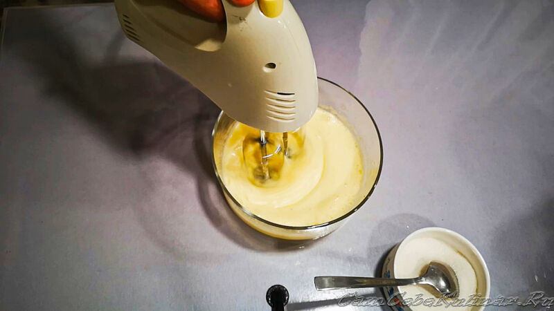 взбить яйца и сахар для блинов на молоке