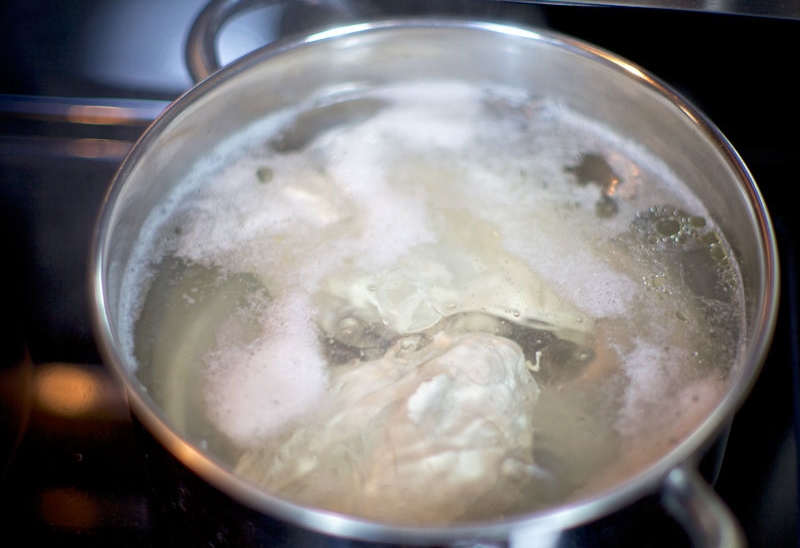 В подсоленной воде отварить куриное филе,. Кастрюля с кипящей курицей. Как варить куриное филе в кастрюле. С кипящей подсоленной водой.