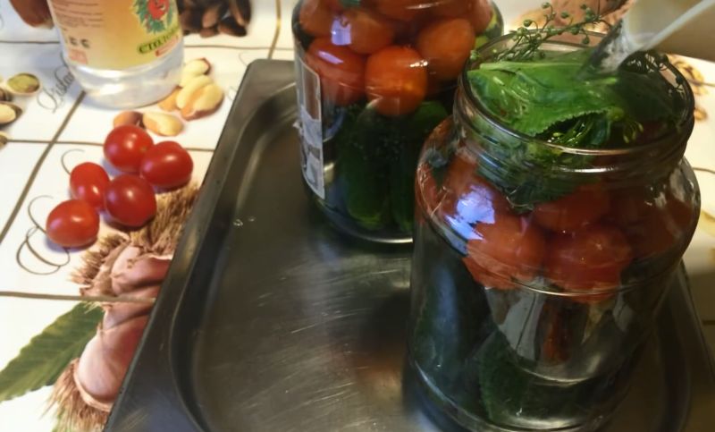 4 assorti iz pomidorov s ogurcami bez sterilizacii