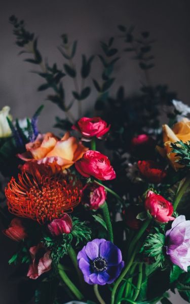 Почему женщинам нравится, когда им дарят цветы